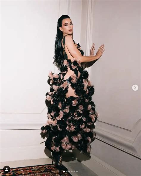 big booty in tight dress|Katy Perry flaunts barely.